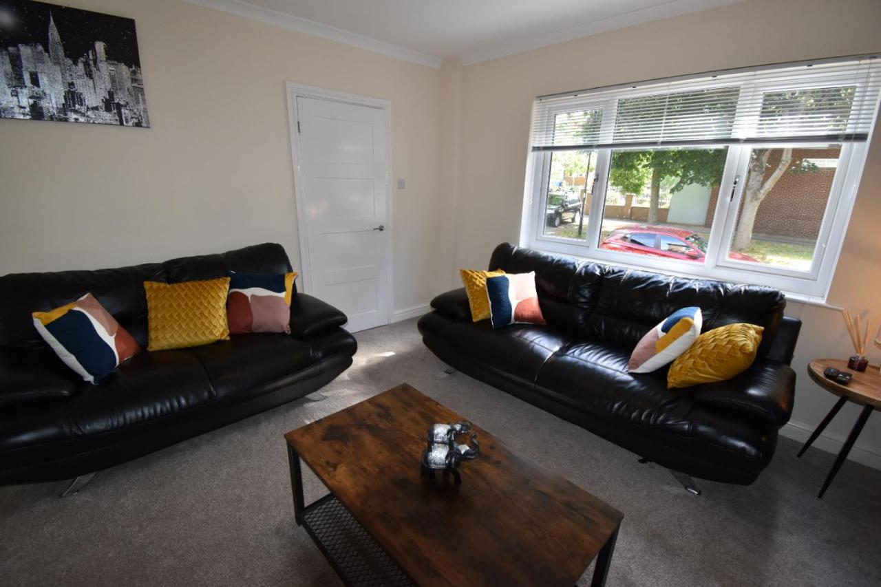 3 Bed House With Homely Comforts Close To Amenities, Food Places And Supermarkets Sheffield Bagian luar foto