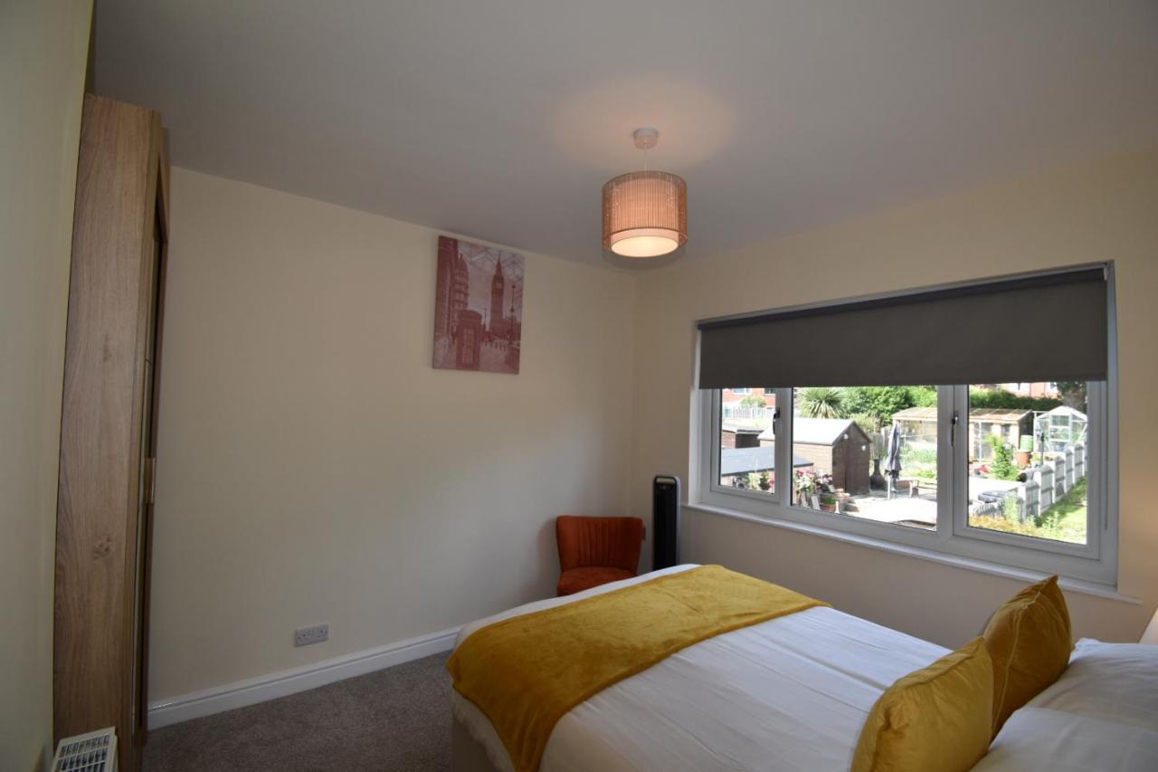 3 Bed House With Homely Comforts Close To Amenities, Food Places And Supermarkets Sheffield Bagian luar foto